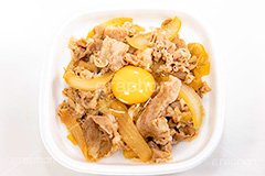 牛丼に卵,牛丼,どんぶり,ドンぶり,丼ぶり,丼,牛肉,玉ねぎ,玉葱,チェーン店,飯,ファーストフード,たまご,卵,生卵,トッピング,和食,日本料理,日本食,牛丼屋,japan,フルサイズ撮影