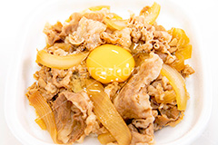 牛丼に卵,牛丼,どんぶり,ドンぶり,丼ぶり,丼,牛肉,玉ねぎ,玉葱,チェーン店,飯,ファーストフード,たまご,卵,生卵,トッピング,和食,日本料理,日本食,牛丼屋,japan,フルサイズ撮影