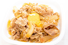 牛丼に卵,牛丼,どんぶり,ドンぶり,丼ぶり,丼,牛肉,玉ねぎ,玉葱,チェーン店,飯,ファーストフード,たまご,卵,生卵,トッピング,和食,日本料理,日本食,牛丼屋,japan,フルサイズ撮影