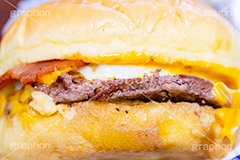 ベーコン玉子チーズバーガー,目玉焼き,たまご,卵,タマゴ,ジューシー,ベーコン,ハンバーガー,バーガー,ビーフ,牛肉,コーラ,サンド,パテ,洋食,ジャンク,ジャンキー,チェーン店,ファーストフード,パン,ジャンクフード,beef,hamburger,cola,fast food,egg,cheese