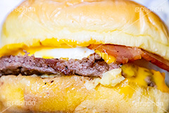 ベーコン玉子チーズバーガー,目玉焼き,たまご,卵,タマゴ,ジューシー,ベーコン,ハンバーガー,バーガー,ビーフ,牛肉,コーラ,サンド,パテ,洋食,ジャンク,ジャンキー,チェーン店,ファーストフード,パン,ジャンクフード,beef,hamburger,cola,fast food,egg,cheese