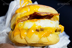 ベーコン玉子チーズバーガー,目玉焼き,たまご,卵,タマゴ,ジューシー,ベーコン,ハンバーガー,バーガー,ビーフ,牛肉,コーラ,サンド,パテ,洋食,ジャンク,ジャンキー,チェーン店,ファーストフード,パン,ジャンクフード,beef,hamburger,cola,fast food,egg,cheese