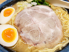 家系ラーメン,とんこつ醤油ラーメン,濃厚,とんこつ,豚骨,やみつき,中華,ラーメン,らーめん,めん,そば,日本料理,日本食,和食,チャーシュー,味玉,ほうれん草,ホウレンソウ,スマホ撮影,japan