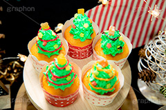 クリスマス･カップケーキ,クリスマスパーティー,クリスマス,パーティー,手作り,ツリー,クリスマスツリー,オーナメント,ケーキ,スイーツ,デザート,冬,カップケーキ,甘い,シュガー,生クリーム,クリーム,手作り,cream,CHRISTMAS,party,cake,dessert,winter,tree,sugar,フルサイズ撮影