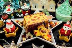 フルーツケーキ,クリスマス,オーナメント,サンタ,サンタクロース,装飾,いちご,苺,イチゴ,スイーツ,デザート,冬,ドライフルーツ,レーズン,粉砂糖,ラム酒,ブランデー,CHRISTMAS,cake,dessert,winter,ornament,フルサイズ撮影