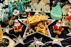 フルーツケーキ,クリスマス,オーナメント,サンタ,サンタクロース,装飾,いちご,苺,イチゴ,スイーツ,デザート,冬,ドライフルーツ,レーズン,粉砂糖,ラム酒,ブランデー,CHRISTMAS,cake,dessert,winter,ornament,フルサイズ撮影