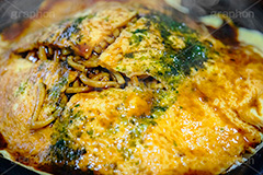 広島風お好み焼き,お好み焼き,お好み焼,焼きそば,やきそば,粉もん,青のり,青海苔,ソウルフード,ソース,つまみ,おつまみ,コンビニ,湯気,soulfood,japan,フルサイズ撮影
