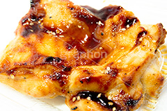 照り焼きチキン,テリヤキチキン,照り焼き,チキン,鶏料理,てりやき,テリヤキ,肉,照り,焼き,こげ,焦げ,ごま,ゴマ,胡麻,日本料理,日本食,和食,おかず,惣菜,つまみ,おつまみ,お惣菜,chicken,japan