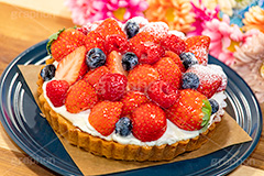 苺のタルト,タルト,いちご,イチゴ,苺,ストロベリー,ラズベリー,ブルーベリー,ケーキ,生クリーム,カスタード,クリーム,粉砂糖,スイート,デザート,スイーツ,甘い,洋菓子,菓子,お菓子,sweet,cream,strawberry,cake,dessert,tart,raspberry,blueberry,フルサイズ撮影