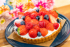 苺のタルト,タルト,いちご,イチゴ,苺,ストロベリー,ラズベリー,ブルーベリー,ケーキ,生クリーム,カスタード,クリーム,粉砂糖,スイート,デザート,スイーツ,甘い,洋菓子,菓子,お菓子,sweet,cream,strawberry,cake,dessert,tart,raspberry,blueberry,フルサイズ撮影