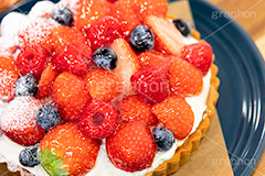 苺のタルト,タルト,いちご,イチゴ,苺,ストロベリー,ラズベリー,ブルーベリー,ケーキ,生クリーム,カスタード,クリーム,粉砂糖,スイート,デザート,スイーツ,甘い,洋菓子,菓子,お菓子,sweet,cream,strawberry,cake,dessert,tart,raspberry,blueberry,フルサイズ撮影