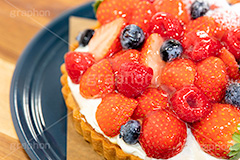 苺のタルト,タルト,いちご,イチゴ,苺,ストロベリー,ラズベリー,ブルーベリー,ケーキ,生クリーム,カスタード,クリーム,粉砂糖,スイート,デザート,スイーツ,甘い,洋菓子,菓子,お菓子,sweet,cream,strawberry,cake,dessert,tart,raspberry,blueberry,フルサイズ撮影