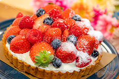 苺のタルト,タルト,いちご,イチゴ,苺,ストロベリー,ラズベリー,ブルーベリー,ケーキ,生クリーム,カスタード,クリーム,粉砂糖,スイート,デザート,スイーツ,甘い,洋菓子,菓子,お菓子,sweet,cream,strawberry,cake,dessert,tart,raspberry,blueberry,フルサイズ撮影