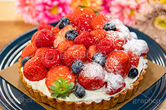 苺のタルト,タルト,いちご,イチゴ,苺,ストロベリー,ラズベリー,ブルーベリー,ケーキ,生クリーム,カスタード,クリーム,粉砂糖,スイート,デザート,スイーツ,甘い,洋菓子,菓子,お菓子,sweet,cream,strawberry,cake,dessert,tart,raspberry,blueberry,フルサイズ撮影