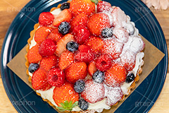 苺のタルト,タルト,いちご,イチゴ,苺,ストロベリー,ラズベリー,ブルーベリー,ケーキ,生クリーム,カスタード,クリーム,粉砂糖,スイート,デザート,スイーツ,甘い,洋菓子,菓子,お菓子,sweet,cream,strawberry,cake,dessert,tart,raspberry,blueberry,フルサイズ撮影