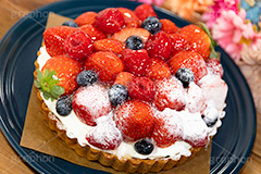 苺のタルト,タルト,いちご,イチゴ,苺,ストロベリー,ラズベリー,ブルーベリー,ケーキ,生クリーム,カスタード,クリーム,粉砂糖,スイート,デザート,スイーツ,甘い,洋菓子,菓子,お菓子,sweet,cream,strawberry,cake,dessert,tart,raspberry,blueberry,フルサイズ撮影