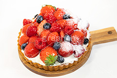 苺のタルト,タルト,いちご,イチゴ,苺,ストロベリー,ラズベリー,ブルーベリー,ケーキ,生クリーム,カスタード,クリーム,粉砂糖,スイート,デザート,スイーツ,甘い,洋菓子,菓子,お菓子,sweet,cream,strawberry,cake,dessert,tart,raspberry,blueberry,フルサイズ撮影