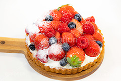 苺のタルト,タルト,いちご,イチゴ,苺,ストロベリー,ラズベリー,ブルーベリー,ケーキ,生クリーム,カスタード,クリーム,粉砂糖,スイート,デザート,スイーツ,甘い,洋菓子,菓子,お菓子,sweet,cream,strawberry,cake,dessert,tart,raspberry,blueberry,フルサイズ撮影