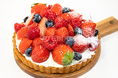 苺のタルト,タルト,いちご,イチゴ,苺,ストロベリー,ラズベリー,ブルーベリー,ケーキ,生クリーム,カスタード,クリーム,粉砂糖,スイート,デザート,スイーツ,甘い,洋菓子,菓子,お菓子,sweet,cream,strawberry,cake,dessert,tart,raspberry,blueberry,フルサイズ撮影