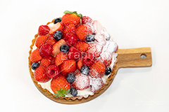 苺のタルト,タルト,いちご,イチゴ,苺,ストロベリー,ラズベリー,ブルーベリー,ケーキ,生クリーム,カスタード,クリーム,粉砂糖,スイート,デザート,スイーツ,甘い,洋菓子,菓子,お菓子,sweet,cream,strawberry,cake,dessert,tart,raspberry,blueberry,フルサイズ撮影