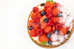 苺のタルト,タルト,いちご,イチゴ,苺,ストロベリー,ラズベリー,ブルーベリー,ケーキ,生クリーム,カスタード,クリーム,粉砂糖,スイート,デザート,スイーツ,甘い,洋菓子,菓子,お菓子,sweet,cream,strawberry,cake,dessert,tart,raspberry,blueberry,フルサイズ撮影