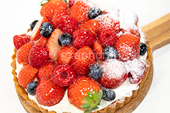 苺のタルト,タルト,いちご,イチゴ,苺,ストロベリー,ラズベリー,ブルーベリー,ケーキ,生クリーム,カスタード,クリーム,粉砂糖,スイート,デザート,スイーツ,甘い,洋菓子,菓子,お菓子,sweet,cream,strawberry,cake,dessert,tart,raspberry,blueberry,フルサイズ撮影