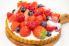 苺のタルト,タルト,いちご,イチゴ,苺,ストロベリー,ラズベリー,ブルーベリー,ケーキ,生クリーム,カスタード,クリーム,粉砂糖,スイート,デザート,スイーツ,甘い,洋菓子,菓子,お菓子,sweet,cream,strawberry,cake,dessert,tart,raspberry,blueberry,フルサイズ撮影