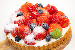 苺のタルト,タルト,いちご,イチゴ,苺,ストロベリー,ラズベリー,ブルーベリー,ケーキ,生クリーム,カスタード,クリーム,粉砂糖,スイート,デザート,スイーツ,甘い,洋菓子,菓子,お菓子,sweet,cream,strawberry,cake,dessert,tart,raspberry,blueberry,フルサイズ撮影