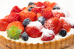 苺のタルト,タルト,いちご,イチゴ,苺,ストロベリー,ラズベリー,ブルーベリー,ケーキ,生クリーム,カスタード,クリーム,粉砂糖,スイート,デザート,スイーツ,甘い,洋菓子,菓子,お菓子,sweet,cream,strawberry,cake,dessert,tart,raspberry,blueberry,フルサイズ撮影