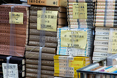 積まれた本,無造作,積む,本,本屋,書店,古本,古書,読書,書籍,図書,図書館,ブック,活字,小説,作家,筆者,書物,文書,文献,文芸,book,フルサイズ撮影