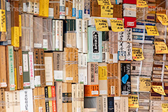積まれた本,無造作,積む,本,本屋,書店,古本,古書,読書,書籍,図書,図書館,ブック,活字,小説,作家,筆者,書物,文書,文献,文芸,book,フルサイズ撮影