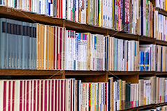 並んだ本,並ぶ,本,本棚,本屋,書店,古本,古書,読書,書籍,図書,図書館,ブック,活字,小説,作家,筆者,書物,文書,文献,文芸,book,フルサイズ撮影