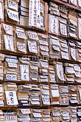 積まれた古書,積まれた本,無造作,積む,本,本屋,書店,古本,古書,読書,書籍,図書,図書館,ブック,活字,小説,作家,筆者,書物,文書,文献,文芸,book,フルサイズ撮影