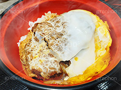 カツ丼,かつ丼,カツ,かつ,豚肉,卵,衣,たまご,ジューシー,丼,どんぶり,揚げ,割下,煮込み,卵とじ,湯気,和食,日本料理,日本食,japan,スマホ撮影