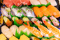 たくさんの寿司,寿司,すし,寿し,スシ,鮨,鮓,早鮨,米飯,酢飯,ネタ,しゃり,シャリ,握り,にぎり,生鮮,魚介,海鮮,日本食,日本料理,和食,シーフード,イクラ,いくら,アナゴ,穴子,あなご,トロ,マグロ,まぐろ,赤身,帆立,ホタテ,サーモン,サバ,たまご,玉子,えび,エビ,海老,ネギトロ,ねぎとろ,軍艦,巻き,のり,海苔,パーティー,たくさん,詰め合わせ,刺身,正月,お正月,sushi,japanese,seafood,japan,フルサイズ撮影