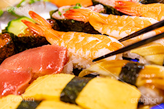 たくさんの寿司,寿司,すし,寿し,スシ,鮨,鮓,早鮨,米飯,酢飯,ネタ,しゃり,シャリ,握り,にぎり,生鮮,魚介,海鮮,日本食,日本料理,和食,シーフード,イクラ,いくら,アナゴ,穴子,あなご,トロ,マグロ,まぐろ,赤身,帆立,ホタテ,サーモン,サバ,たまご,玉子,えび,エビ,海老,ネギトロ,ねぎとろ,軍艦,巻き,のり,海苔,パーティー,たくさん,詰め合わせ,刺身,正月,お正月,sushi,japanese,seafood,japan,フルサイズ撮影