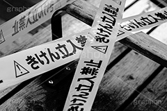 感染対策,ソーシャルディスタンス,ベンチ,立入禁止,立ち入り禁止,禁止,注意,封鎖,警告,標示,ルール,マナー,緊急事態,ウィルス,対策,張り紙,通知,ニュース,モノクロ,白黒,しろくろ,モノクローム,単色画,単彩画,単色,クール,レトロ,お洒落,おしゃれ,オシャレ,味わい,rule,manner,keepout,monochrome,virus,フルサイズ撮影