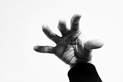 迫る手,迫る,襲う,狙う,手,指,人物,怖い,罪,事件,不気味,怪しい,モノクロ,白黒,しろくろ,モノクローム,単色画,単彩画,単色,クール,レトロ,お洒落,おしゃれ,オシャレ,味わい,hand,finger,monochrome,フルサイズ撮影