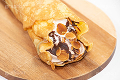 チョコバナナクレープ,バナナ,クレープ,くれーぷ,スイーツ,クリーム,生クリーム,ホイップ,チョコ,チョコレート,デザート,菓子,お菓子,甘,焼き,料理,粉,おやつ,コンビニ,ナッツ,chocolate,banana,nuts,crepe,sweet