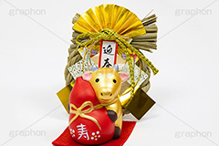牛の置物,うし年,丑年,牛,丑,うし,ウシ,干支,寿,ひょうたん,ヒョウタン,瓢箪,金,ゴールド,しめ飾り,迎春,お正月,正月,正月飾り,飾り,装飾,和,大晦日,縁起,清浄,新年,年明け,年越し,年末,初詣,12/31,1/1,イベント,風習,しめ縄,和風,行事,わら,年賀状,japanese,japan,new year,gold,フルサイズ撮影