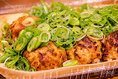 ネギたこ焼き,たこ焼き,たこやき,タコヤキ,ねぎ,ネギ,粉もん,小麦粉,ポン酢,ぽん酢,ソウルフード,日本料理,日本食,和食,アツアツ,あつあつ,熱々,たこ,タコ,ファーストフード,ファストフード,祭り,夏祭り,屋台,出店,露店,japan,フルサイズ撮影