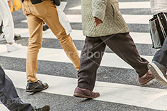雑踏,都会の雑踏,都会,都心,東京,人混み,混雑,横断歩道,街角,街角スナップ,混む,人々,人物,渡る,歩く,通勤,通学,足,交差点,冬,japan,winter,フルサイズ撮影