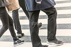 雑踏,都会の雑踏,都会,都心,東京,人混み,混雑,横断歩道,街角,街角スナップ,混む,人々,人物,渡る,歩く,通勤,通学,足,交差点,冬,japan,winter,フルサイズ撮影