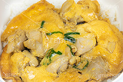 親子丼,だし,出汁,ダシ,半熟,玉子,卵,たまご,卵黄,鶏肉,玉ねぎ,ねぎ,ネギ,湯気,日本料理,日本食,和食,japan,フルサイズ撮影