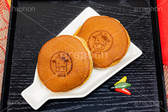 干支和菓子,丑,丑年,うし,ウシ,干支,どら焼き,焼き,餡子,あんこ,和菓子,正月,お正月,お年賀,年賀状,日本料理,日本食,菓子,お菓子,焼印,焼き印,スイーツ,おやつ,スイート,甘い,デザート,和,和風,甘味,新年,年明け,年越し,行事,羽子板,sweet,dessert,japan,2021,フルサイズ撮影