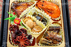海鮮おせち,おせち,おせち料理,年明け,正月,お正月,祝い,お祝い,新年会,あけおめ,和風,和食,日本食,伝統,イベント,パーティー,行事,賀正,ゆでだこ,煮だこ,タコ,たこ,海老,エビ,えび,煮,煮物,昆布巻き,昆布,こんぶ,ホタテ,貝柱,焼き魚,海鮮,魚介,シーフード,seafood,party,event,japan,フルサイズ撮影