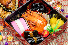 おせち,おせち料理,年明け,正月,お正月,祝い,お祝い,新年会,あけおめ,和風,和食,日本食,伝統,イベント,パーティー,行事,賀正,黒豆,かまぼこ,カマボコ,栗きんとん,栗,海老,エビ,えび,煮,煮物,昆布巻き,昆布,こんぶ,ホタテ,貝柱,焼き魚,海鮮,魚介,シーフード,seafood,party,event,japan,フルサイズ撮影