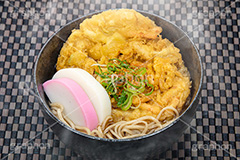 かき揚げ蕎麦,かき揚げそば,かき揚げ,かきあげ,天ぷら,揚げ物,ソバ,蕎麦,そば,だし,出汁,ダシ,蕎麦粉,日本料理,日本食,和食,つゆ,蕎麦汁,茹,ねぎ,ネギ,かまぼこ,カマボコ,年越し蕎麦,年越しそば,年越し,年末,31日,麺料理,麺類,湯気,唐辛子,薬味,japan,フルサイズ撮影