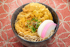 かき揚げ蕎麦,かき揚げそば,かき揚げ,かきあげ,天ぷら,揚げ物,ソバ,蕎麦,そば,だし,出汁,ダシ,蕎麦粉,日本料理,日本食,和食,つゆ,蕎麦汁,茹,ねぎ,ネギ,かまぼこ,カマボコ,年越し蕎麦,年越しそば,年越し,年末,31日,麺料理,麺類,湯気,唐辛子,薬味,japan,フルサイズ撮影