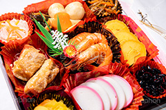 おせち,おせち料理,年明け,正月,お正月,祝い,お祝い,新年会,あけおめ,和風,和食,日本食,伝統,イベント,パーティー,行事,賀正,黒豆,かまぼこ,カマボコ,栗きんとん,栗,伊達巻,伊達巻き,だて巻き,海老,エビ,えび,煮,煮物,昆布巻き,昆布,こんぶ,なます,鱠,膾,酢の物,黒豆,煮豆,角煮,紅白,寿,party,event,japan,フルサイズ撮影